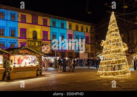 Lucca 'Magico Natale' (Magische Weihnachten). Weihnachtsmarkt mit wunderschönen Bäumen und Lichtern im Stadtzentrum Stockfoto