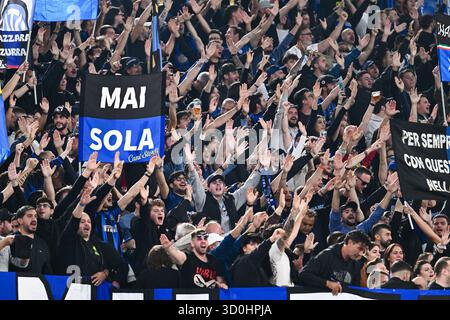 Anhänger des FC Internazionale während des Spiels der Serie A zwischen AS Roma und FC Internazionale im Olympiastadion in Rom, Italien am 18. Oktober 2025. Stockfoto
