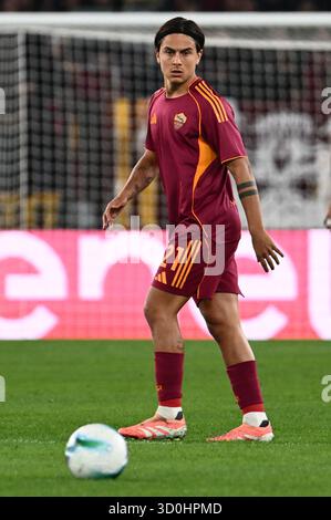 Paulo Dybala von AS Roma sieht beim Spiel der Serie A zwischen AS Roma und dem FC Internazionale im Olympiastadion in Rom am 18. Oktober 2025 an. Stockfoto