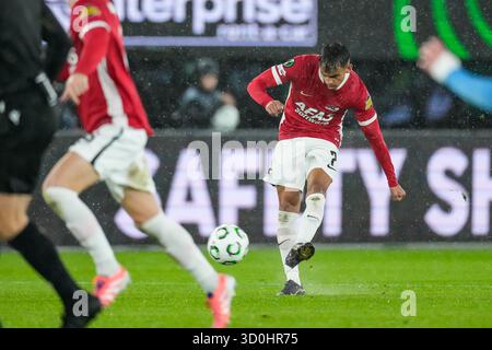 Alkmaar, Niederlande. Oktober 2025. ALKMAAR, NIEDERLANDE - 23. OKTOBER: Weslley Patati von AZ Alkmaar schießt beim Spiel der UEFA Conference League 2025/26 League Phase MD2 zwischen AZ Alkmaar und Slovan Bratislava im AFAS Stadion am 23. Oktober 2025 in Alkmaar, Niederlande. (Foto von Ed van de Pol/Orange Pictures) Credit: Orange Pics BV/Alamy Live News Stockfoto