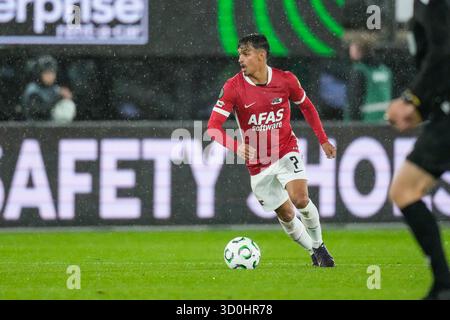 Alkmaar, Niederlande. Oktober 2025. ALKMAAR, NIEDERLANDE - 23. OKTOBER: Weslley Patati von AZ Alkmaar spielt mit dem Ball während des UEFA Conference League 2025/26 League Phase MD2 Spiels zwischen AZ Alkmaar und Slovan Bratislava im AFAS Stadion am 23. Oktober 2025 in Alkmaar, Niederlande. (Foto von Ed van de Pol/Orange Pictures) Credit: Orange Pics BV/Alamy Live News Stockfoto