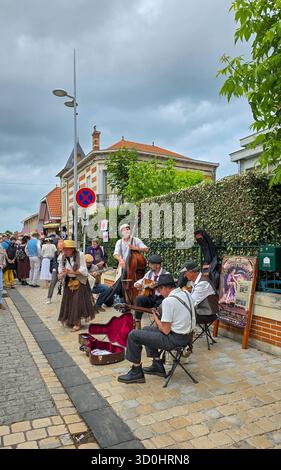 Aufführung der talentierten Musiker Hamster Dame Quartet auf dem jährlichen Festival Belle Epoque Soulac 1900. Juni 2025. Soulac-sur-Mer, Frankreich. Stockfoto