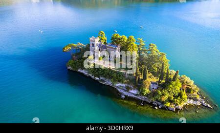 Italien, Provinz Brescia. Wunderschöner türkisfarbener Iseo-See mit malerischer kleiner Insel Loreto mit Burg, Blick auf die Drohne aus der Luft. Schönheit in der Natur, italia Stockfoto