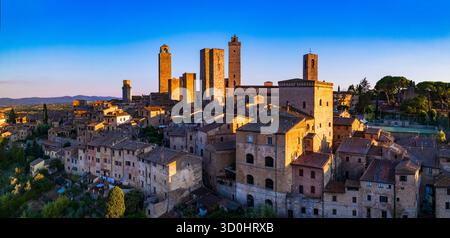 San Gimignano - eine der schönsten mittelalterlichen Städte in der Toskana, Italien. Panoramablick auf die Türme über Sonnenuntergang. Italienischer Tourismus und ikonisches La Stockfoto