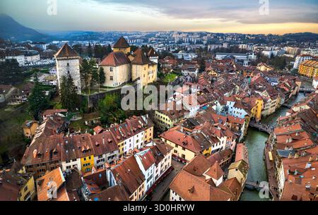 Frankreich Reisen und Sehenswürdigkeiten. Annecy - romantisch schöne Altstadt in Rhoné - Alpes. Luftpanorama mit mittelalterlicher Burg. Stockfoto
