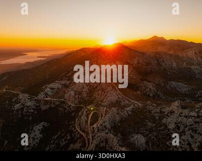 Straße Majstorska am Berg Velebit im Sommer in Kroatien in der Nähe des kroatischen Meeres. Felsiger Gipfel von Tulove Grede bei Sonnenuntergang Stockfoto