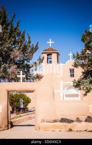 Taos, NM USA - 24. März 2019: Die San Francisco de Asís Parish Church ist eine historische und architektonisch bedeutsame katholische Kirche in Georgia O’Ke Stockfoto