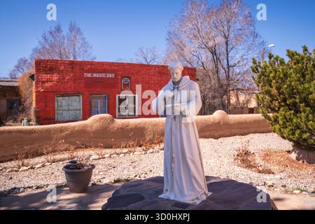 Taos, NM USA - 24. März 2019: Die San Francisco de Asís Parish Church ist eine historische und architektonisch bedeutsame katholische Kirche in Georgia O’Ke Stockfoto
