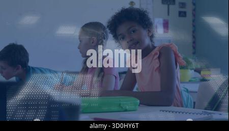 Lächelndes Mädchen mit pinkfarbenen Aufschriften im Klassenzimmer, mit Notizbüchern Bleistiften Poster, Kopierraum Stockfoto