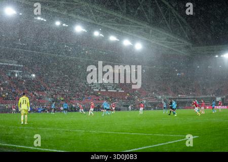 Alkmaar, Niederlande. Oktober 2025. ALKMAAR, NIEDERLANDE - 23. OKTOBER: Es regnet während des Spiels der UEFA Conference League 2025/26 League Phase MD2 zwischen AZ Alkmaar und Slovan Bratislava im AFAS Stadion am 23. Oktober 2025 in Alkmaar, Niederlande. (Foto von Ed van de Pol/Orange Pictures) Credit: Orange Pics BV/Alamy Live News Stockfoto