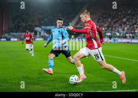 Alkmaar, Niederlande. Oktober 2025. ALKMAAR, NIEDERLANDE - 23. OKTOBER: Kees Smit von AZ Alkmaar spielt mit dem Ball während des UEFA Conference League 2025/26 League Phase MD2 Spiels zwischen AZ Alkmaar und Slovan Bratislava im AFAS Stadion am 23. Oktober 2025 in Alkmaar, Niederlande. (Foto von Ed van de Pol/Orange Pictures) Credit: Orange Pics BV/Alamy Live News Stockfoto