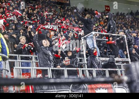 Alkmaar, Niederlande. Oktober 2025. ALKMAAR, 23-10-2025, AFAS-Stadion, Saison 2025/2026, UEFA Conference League Fußball, Ligaphase Spieltag 2, Spiel zwischen AZ und SK Slovan Bratislava, Foto zeigt Fans von AZ Alkmaar Credit: Pro Shots/Alamy Live News Stockfoto