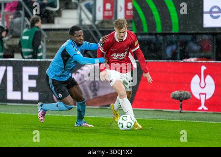 Alkmaar, Niederlande. Oktober 2025. ALKMAAR, NIEDERLANDE - 23. OKTOBER: Isak Jensen von AZ Alkmaar spielt mit dem Ball während des UEFA Conference League 2025/26 League Phase MD2 Spiels zwischen AZ Alkmaar und Slovan Bratislava im AFAS Stadion am 23. Oktober 2025 in Alkmaar, Niederlande. (Foto von Ed van de Pol/Orange Pictures) Credit: Orange Pics BV/Alamy Live News Stockfoto