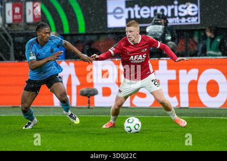 Alkmaar, Niederlande. Oktober 2025. ALKMAAR, NIEDERLANDE - 23. OKTOBER: Kees Smit von AZ Alkmaar spielt mit dem Ball während des UEFA Conference League 2025/26 League Phase MD2 Spiels zwischen AZ Alkmaar und Slovan Bratislava im AFAS Stadion am 23. Oktober 2025 in Alkmaar, Niederlande. (Foto von Ed van de Pol/Orange Pictures) Credit: Orange Pics BV/Alamy Live News Stockfoto