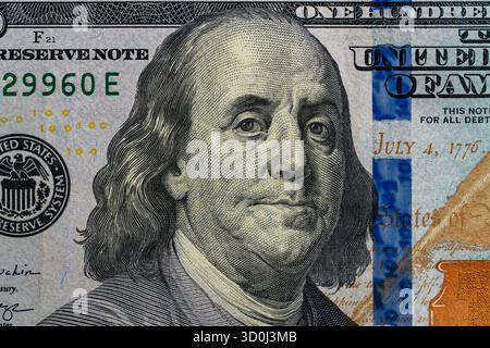 100 Dollar Schein mit Präsident Benjamin Franklin Gesicht Makroaufnahme. Nahaufnahme-Porträt von Benjamin Franklin auf 100-Dollar-Schein Stockfoto