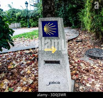 Meilenstein des Jakobsweges in Vigo, Galicien, Spanien, mit dem Jakobsmuschelsymbol, dem gelben Pfeil und der Wegmarkierung für Pilger auf der Route. Stockfoto