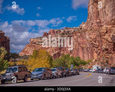 Autos parken am Highway, Capitol Reef National Park, Torrey, Utah. Stockfoto