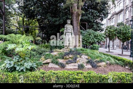 Steinstatue eines Seemanns aus dem Monumento ao Traballo in den Gärten von Alameda, Vigo, Galicien, Spanien, die den Seefahrern der Stadt gewidmet ist. Stockfoto