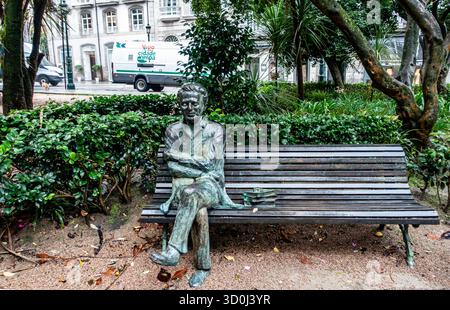 Bronzestatue des Schriftstellers Ramón María del Valle-Inclán auf einer Bank in den Gärten von Alameda, Vigo, Galicien, Spanien, eine Hommage an den galizischen Autor. Stockfoto