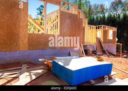 Die Arbeiter sind damit beschäftigt, Balken neues Haus mit Holzkonstruktionen Baumaterialien zu rahmen Stockfoto