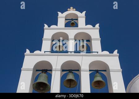 Die Glocken der griechisch-orthodoxen Kirche Panagia Platsani in der Stadt Oia auf der Insel Santorin - Kykladen, Griechenland Stockfoto