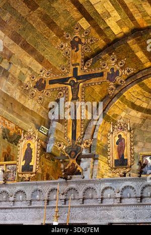 Jesus am Kreuz im Tempel von Panaya von Ekatontapiliani oder Kirche der hundert Türen wurde im 6. Jahrhundert in Parikia - Paros Island, Cy gebaut Stockfoto