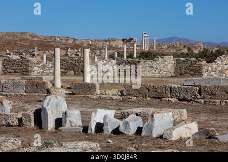 Griechische Säulen am Weltkulturerbe der Insel Delos eine antike griechische Ruine, die seit über 5000 Jahren besetzt ist - Kykladen, Gr Stockfoto