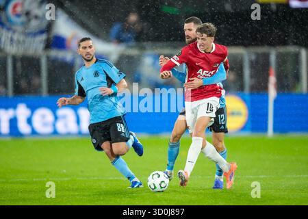 Alkmaar, Niederlande. Oktober 2025. ALKMAAR, NIEDERLANDE - 23. OKTOBER: Sven Mijnans von AZ Alkmaar spielt mit dem Ball während des UEFA Conference League 2025/26 League Phase MD2 Spiels zwischen AZ Alkmaar und Slovan Bratislava im AFAS Stadion am 23. Oktober 2025 in Alkmaar, Niederlande. (Foto von Ed van de Pol/Orange Pictures) Credit: Orange Pics BV/Alamy Live News Stockfoto