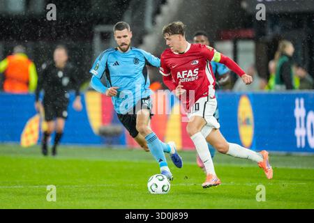 Alkmaar, Niederlande. Oktober 2025. ALKMAAR, NIEDERLANDE - 23. OKTOBER: Sven Mijnans von AZ Alkmaar spielt mit dem Ball während des UEFA Conference League 2025/26 League Phase MD2 Spiels zwischen AZ Alkmaar und Slovan Bratislava im AFAS Stadion am 23. Oktober 2025 in Alkmaar, Niederlande. (Foto von Ed van de Pol/Orange Pictures) Credit: Orange Pics BV/Alamy Live News Stockfoto