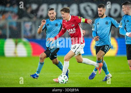 Alkmaar, Niederlande. Oktober 2025. ALKMAAR, NIEDERLANDE - 23. OKTOBER: Sven Mijnans von AZ Alkmaar spielt mit dem Ball während des UEFA Conference League 2025/26 League Phase MD2 Spiels zwischen AZ Alkmaar und Slovan Bratislava im AFAS Stadion am 23. Oktober 2025 in Alkmaar, Niederlande. (Foto von Ed van de Pol/Orange Pictures) Credit: Orange Pics BV/Alamy Live News Stockfoto