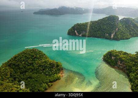 Luftaufnahme des Kilim Park auf Langkawi Island. Wunderschöner Blick auf die Inseln mit Bergen und das Meer. Malaysia. Stockfoto