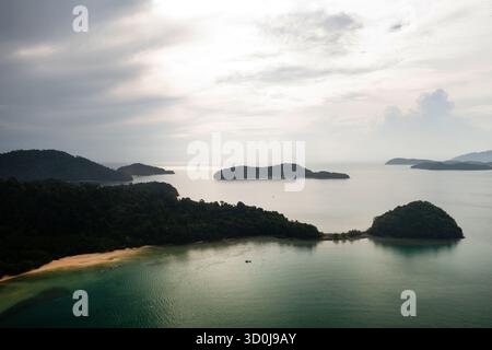 Luftaufnahme des Kilim Geoparks auf Langkawi Island in Malaysia. Inseln im Südchinesischen Meer in der Nähe der Insel Langkawi. Stockfoto