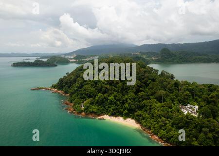 Blick von oben auf einen tropischen Strand auf Langkawi Island an einem sonnigen Tag. Malaysia . Pasir Tengkorak Beach. Stockfoto