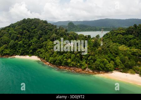 Blick von oben auf einen tropischen Strand auf Langkawi Island an einem sonnigen Tag. Skulls Beach in Malaysia. Pasir Tengkorak Beach. Stockfoto