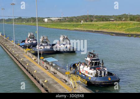 Panamakanal, Panama - 23. Januar 2024: Schlepper halfen Schiffen, den Panamakanal zu durchqueren, die an einem Pier in der Nähe von Colon vertäut waren Stockfoto