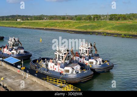 Panamakanal, Panama - 23. Januar 2024: Schlepper halfen Schiffen, den Panamakanal zu durchqueren, die an einem Pier in der Nähe von Colon vertäut waren Stockfoto