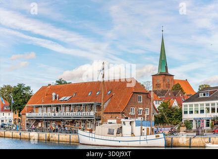 Fischerboot im Hafen der Altstadt von Neustadt in Holstein, Schleswig Holstein, Deutschland Stockfoto