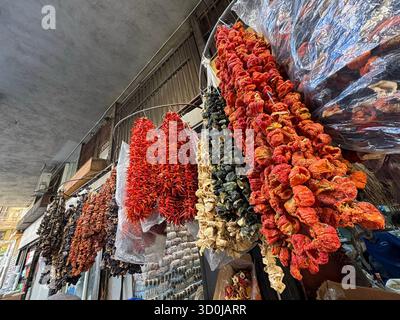 Getrocknete Gewürze und Früchte in einem lokalen Markt in Athen, Griechenland Stockfoto