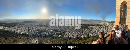 Touristen in einem Panoramablick über die Stadt vom Lycabettus Hügel, eine beliebte Touristenattraktion - Athen, Griechenland Stockfoto