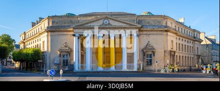 Caen, Frankreich - 9. August 2025: Panorama des neoklassizistischen Gebäudes des Palais de Justice - Gerichtsgebäude von Caen mit Säulen und gelben Bannern, klarer Himmel. Stockfoto