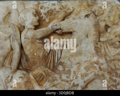 Eine Marmorreliefskulptur von Männern und Pferden aus dem 5. Jahrhundert v. Chr. im Akropolis-Museum, entworfen von Bernard Tschumi in Athen, Griechenland Stockfoto
