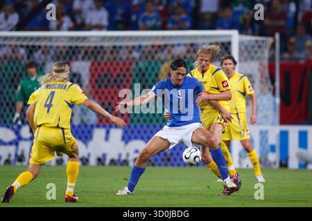 HAMBURG – JUNI 30: Luca Toni (9) versucht den Ball gegen Andriy Gusin (14) während eines Viertelfinalspiels der FIFA Fussball-Weltmeisterschaft am 30. Juni 2006 in Hamburg zu kontrollieren. Nur redaktionelle Verwendung. Kommerzielle Nutzung verboten. (Foto: Jonathan Paul Larsen / Diadem Images) Stockfoto