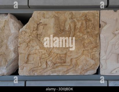 Eine Marmorsoße aus dem 5. Jahrhundert v. Chr. Skulpturen von Männern und Pferden im Akropolis-Museum, entworfen von Bernard Tschumi in Athen, Griechenland Stockfoto