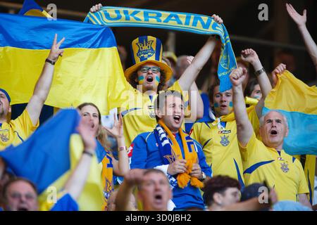 HAMBURG – JUNI 30: Ukraine-Fans jubeln beim Viertelfinalspiel der FIFA Fussball-Weltmeisterschaft zwischen der Ukraine und Italien am 30. Juni 2006 in Hamburg an. Nur redaktionelle Verwendung. Kommerzielle Nutzung verboten. (Foto: Jonathan Paul Larsen / Diadem Images) Stockfoto