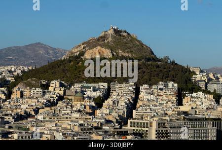 Blick auf den Lycabettus-Hügel von der Akropolis von Athen - Athen, Griechenland Stockfoto