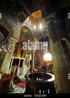 Das Innere der im 11. Jahrhundert erbauten Kirche von Panagia Kapnikarea ist griechisch-orthodox - Athen, Griechenland Stockfoto