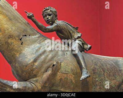 Bronzestatue des Pferdes und Reiters im Archäologischen Nationalmuseum in Athen, Griechenland Stockfoto