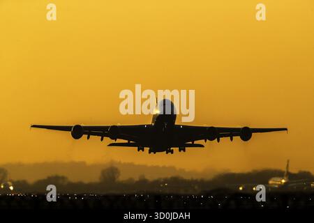 EMBARGOED BIS 0001 FREITAG, 24. OKTOBER Aktenfoto vom 02/2020 eines Flugzeugs, das vom Flughafen Heathrow startet. Pläne zur Ausweitung der Flughäfen könnten britische Klimaziele in ernste Gefahr bringen, warnten die Abgeordneten. Der parlamentarische Umweltprüfungsausschuss sagte, dass die Bemühungen der Regierung, die Flughafenerweiterung in Großbritannien als Motor für das Wirtschaftswachstum zu unterstützen und zu fördern, ernsthafte Risiken für die Erreichung der rechtlichen Ziele darstellen, die Emissionen bis 2050 insgesamt auf Null zu senken. Ausgabedatum: Freitag, 24. Oktober 2025. Stockfoto