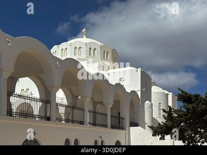 Das Fabrica Shopping Center in der Stadt Fira auf der Insel Santorin - Kykladen, Griechenland Stockfoto