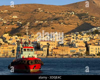 Ein Schlepper im Hafen von Ermoupoli an der Ägäis - Insel Syros, Kykladen, Griechenland Stockfoto